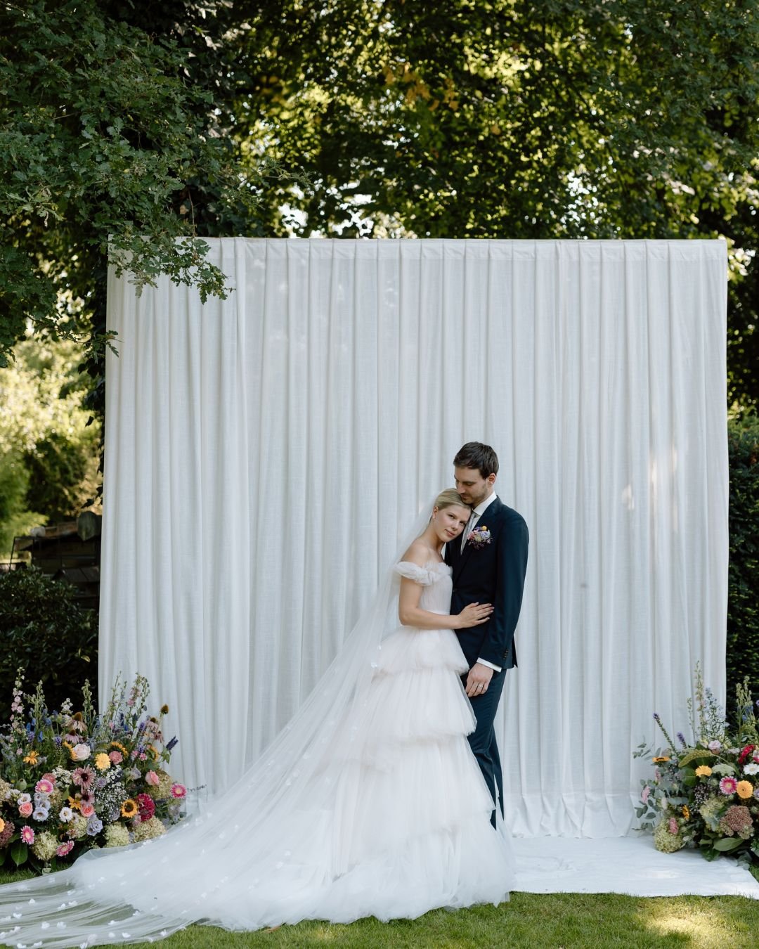 An elegant couple poses in front of an old-world villa, captured by Arlene Leilani.