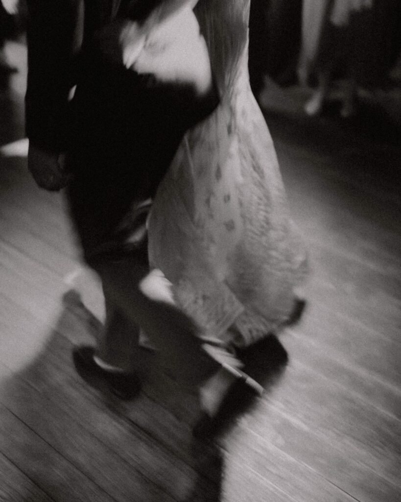 The couple shares a romantic dance under the night sky at Areias do Seixo, surrounded by warm lights and an intimate atmosphere.
