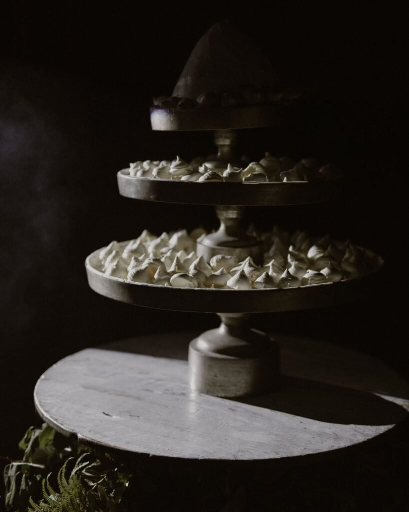 A beautifully crafted wedding cake at Areias do Seixo, decorated with delicate floral details and modern simplicity.