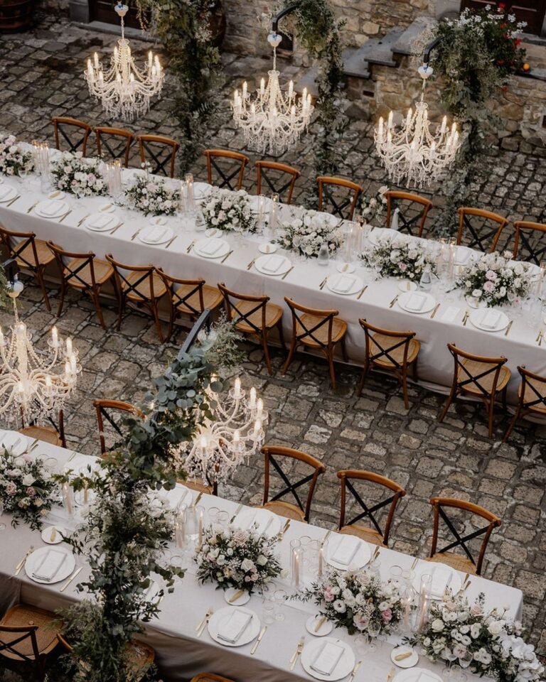 A beautifully styled long-table reception set against the vineyard backdrop of Quercia al Poggio.