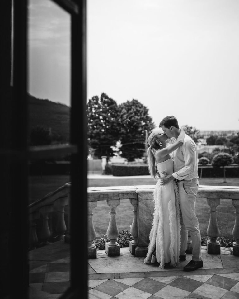 villa-lungomonte-couple-balcony