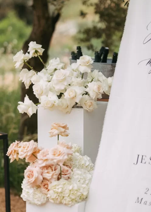 Cream and blush roses decorating welcome area at Mas Torroella