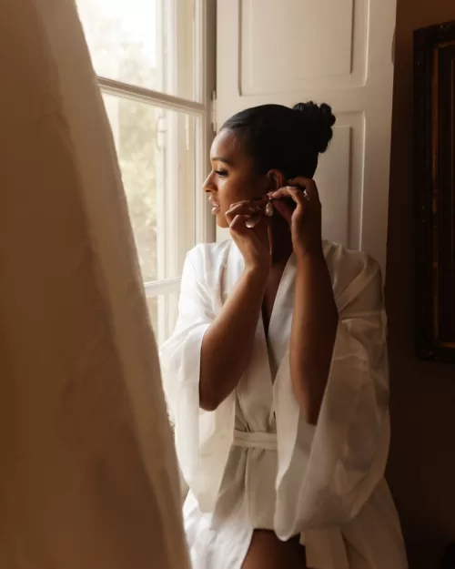 A quiet bridal moment at Bastide du Roy as the bride adjusts her veil before the ceremony.
