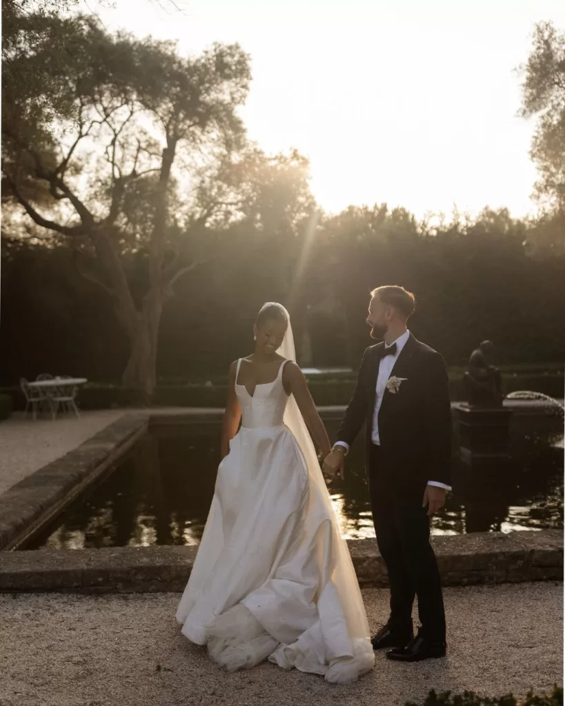 Golden hour embrace at Bastide du Roy, with the couple bathed in warm sunlight against the estate’s backdrop.
