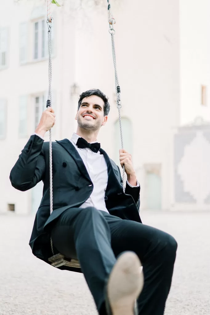 bastide-du-roy-groom-swing-smile