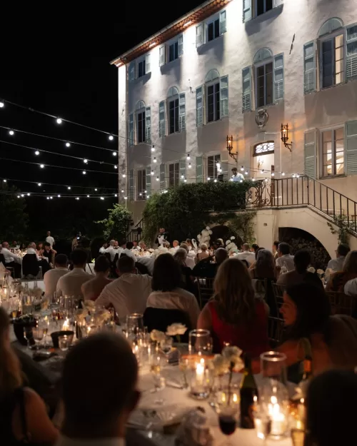 Romantic reception setup at Bastide du Roy, with flickering candlelight and floral centerpieces.