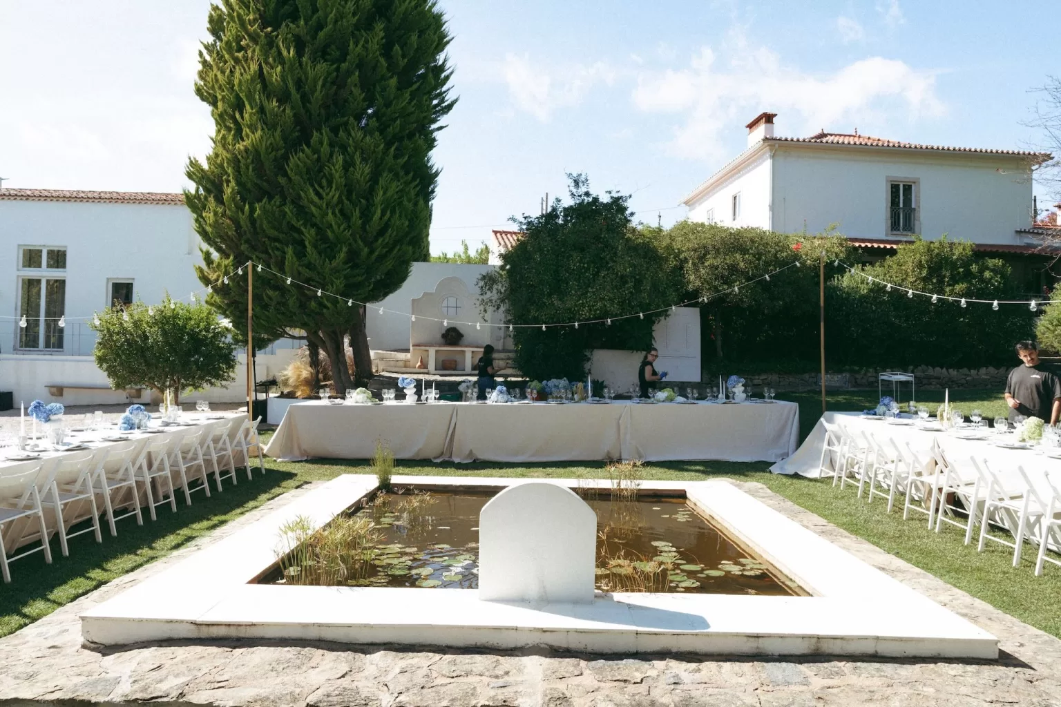 Wedding reception in the garden at Casa Sacoto, with long tables, floral arrangements, and a warm Mediterranean feel.