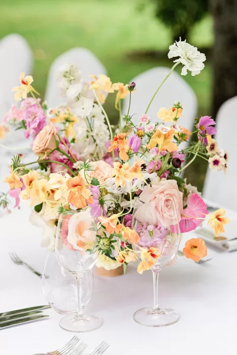 Wild, colourful centrepiece with soft blush and apricot flowers at Monte Pacis.