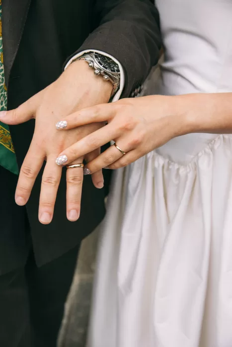 Close-up of the couple’s hands with wedding rings, capturing intimate details at Villa Bossi.