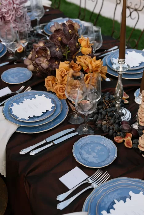 Elegant wedding table setting with blue china, amber roses and silver cutlery at Villa Balbiano.