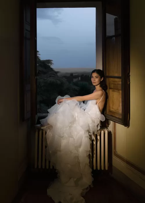 villa-catignano-bride-window-eve