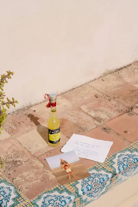 Personalized wedding welcome gift with Sicilian limoncello bottle, handwritten note, and photo at Dimora Delle Balze.