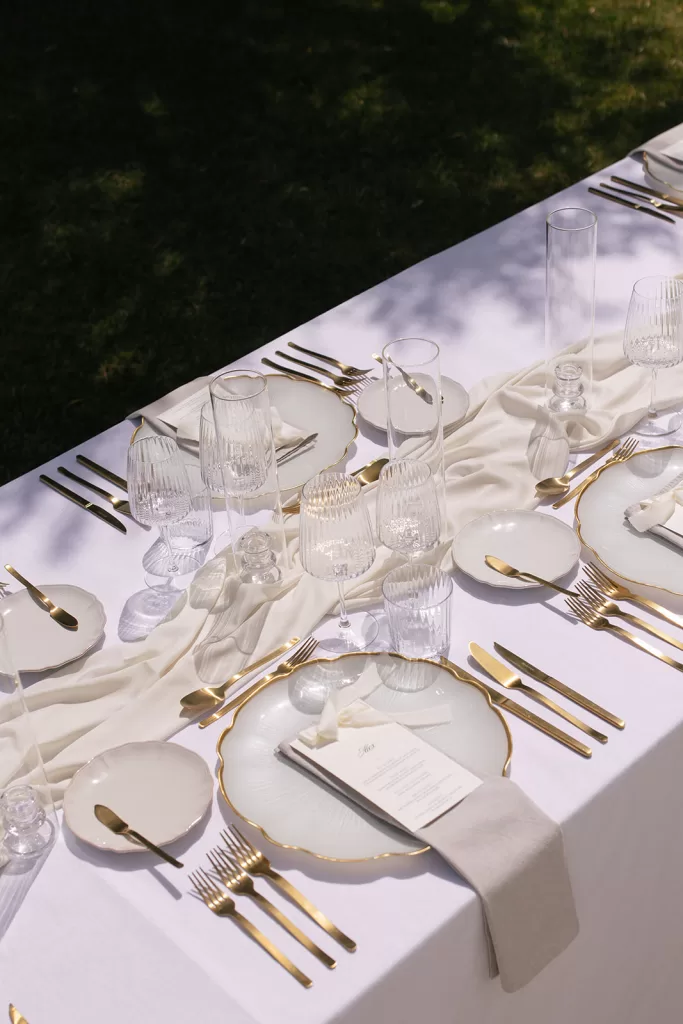 Refined wedding table styling at Casa Arte Lagos with gold cutlery, linen napkins and soft afternoon light.
