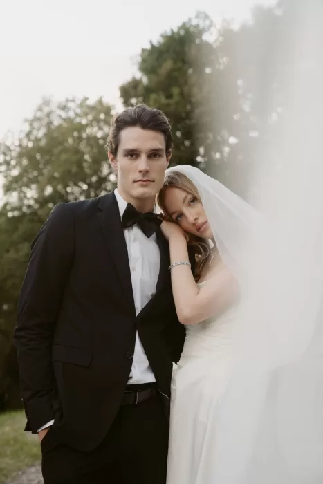 Bride and groom portrait in the gardens of Château du Prieuré d’Evecquemont, captured in a calm and intimate moment.