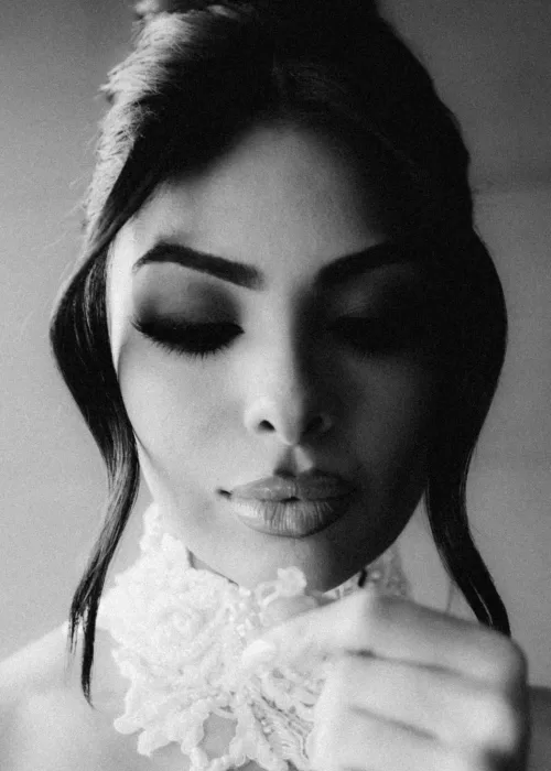 Black and white close-up bridal portrait at Palacio Metropolitano highlighting dramatic eye makeup and a lace choker neckline.