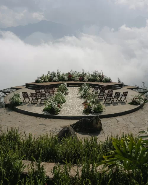 A floral-lined ceremony aisle set high above the clouds at Villa de Mont Mountain Resort.